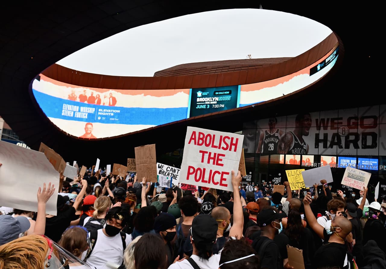 La manifestación comenzó cerca de las 5 de la tarde en el Barclays Center en Brooklyn, pero la multitud se disperó a varias partes de Brooklyn.