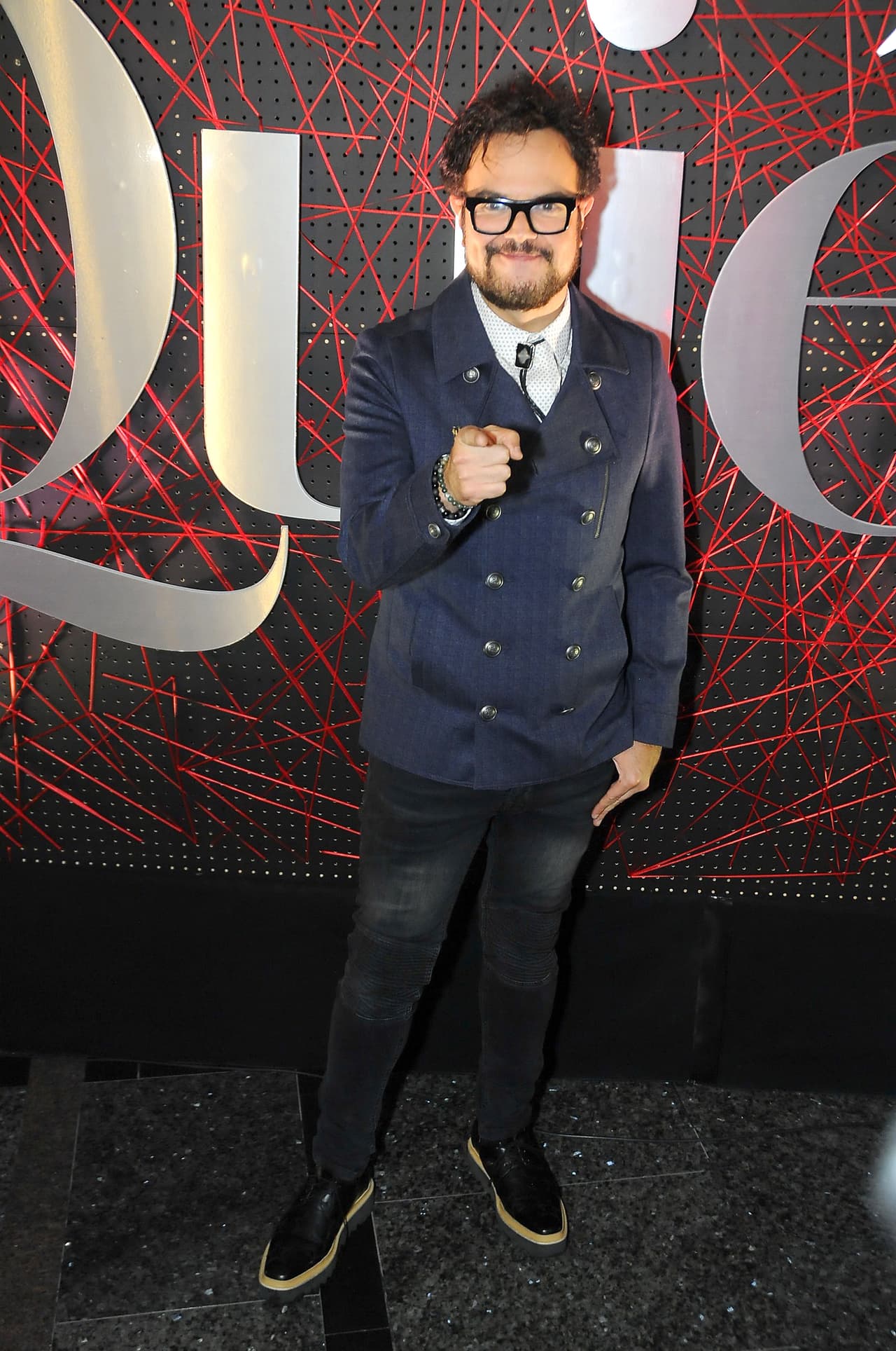 "Mi hija me dijo 'papá fíjate que en el recreo nos están tocando esta 
<b>canción de moda </b>que trae mensajes que no son los adecuados'", comentó Aleks en declaraciones presentadas en el show mexicano 
<b><a href="https://twitter.com/VentaneandoUno/status/1174805577844674561" target="_blank">'Ventaneando'. </a></b>