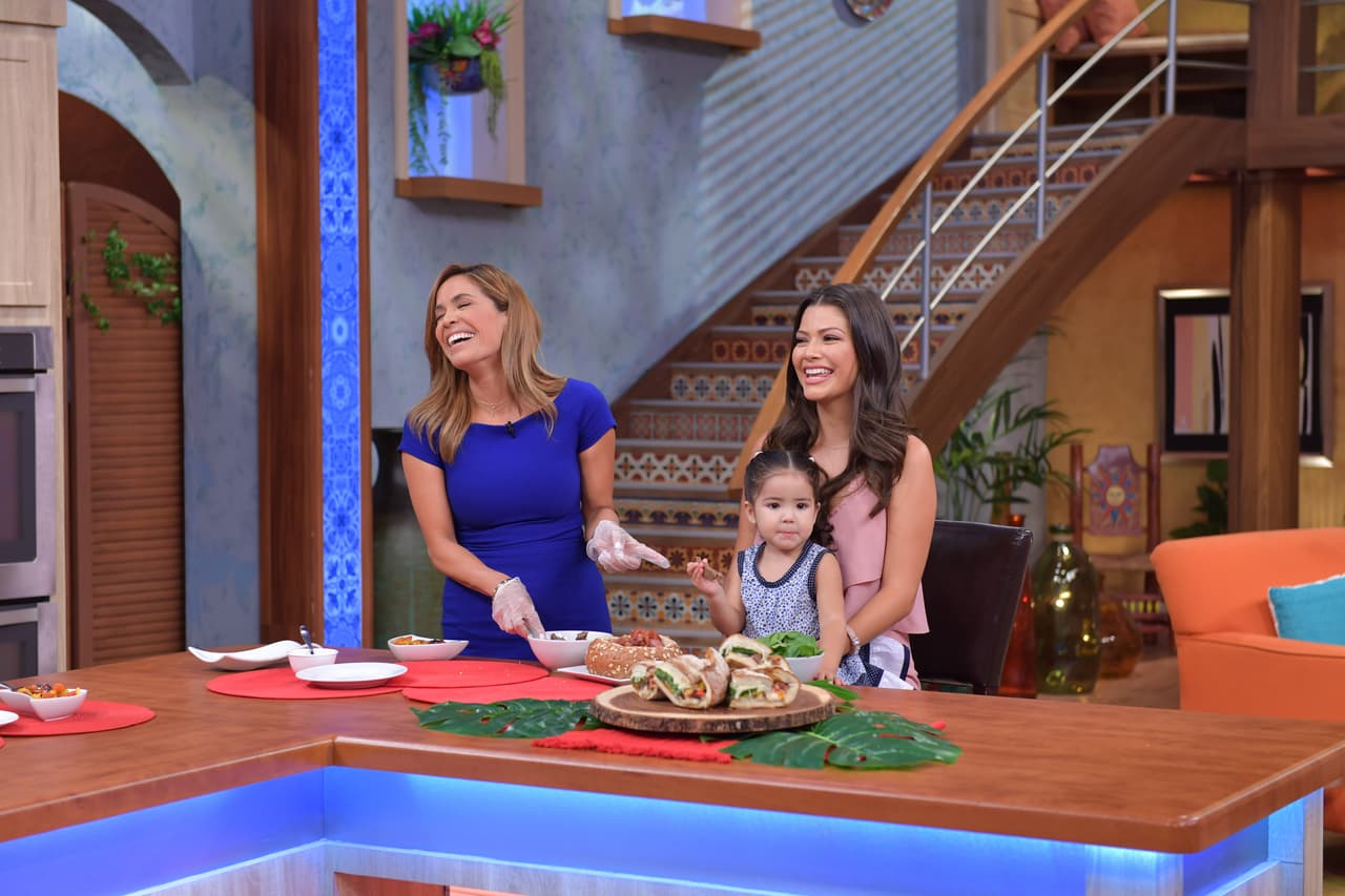 Karla estaba muy divertida de ver que su sobrina tiene buen diente.