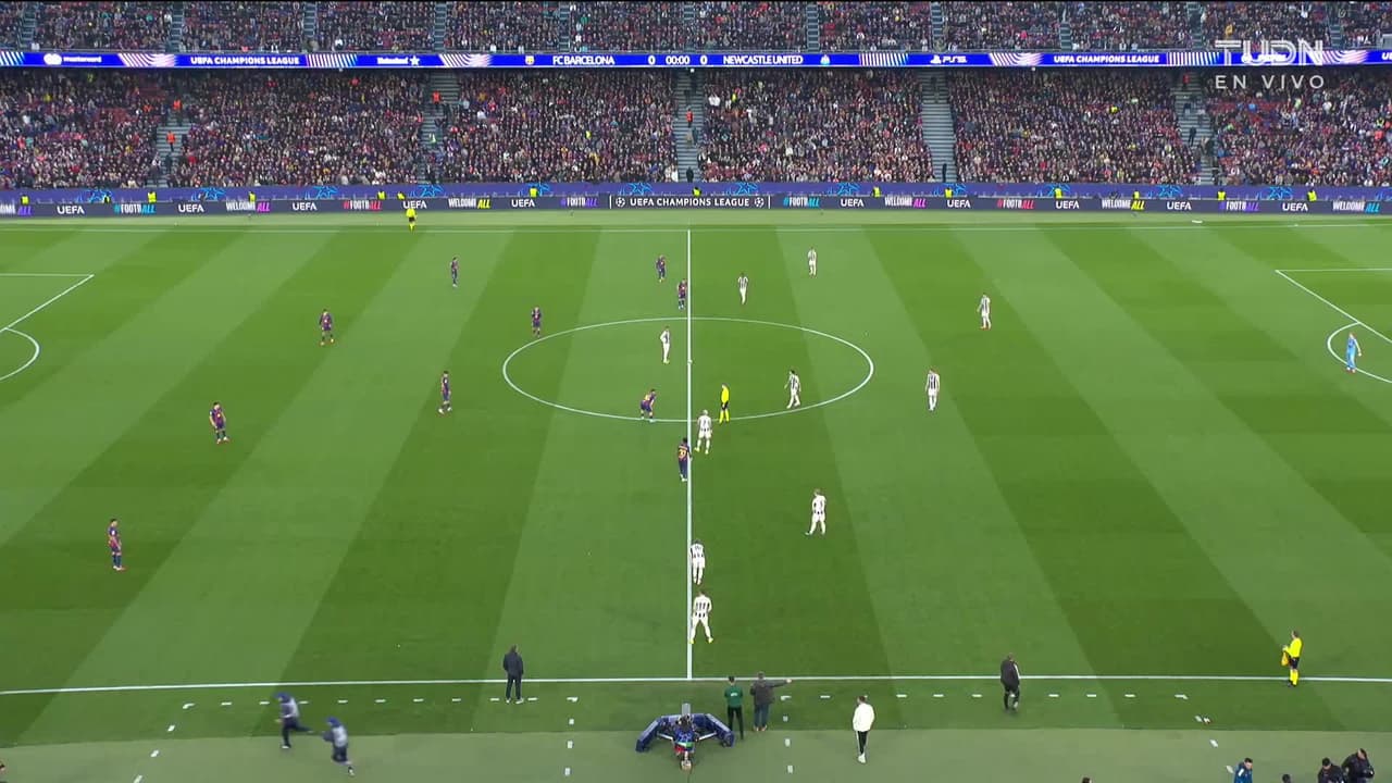 Arranca el partido y la pelota está en juego.