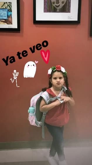 En sus historias de Instagram compartió esta fotografía de Anabella, la pequeña lo esperó disfrazada con detalles alusivos a las tradiciones mexicanas, muy ad hoc al destino que conoció en los últimos días.