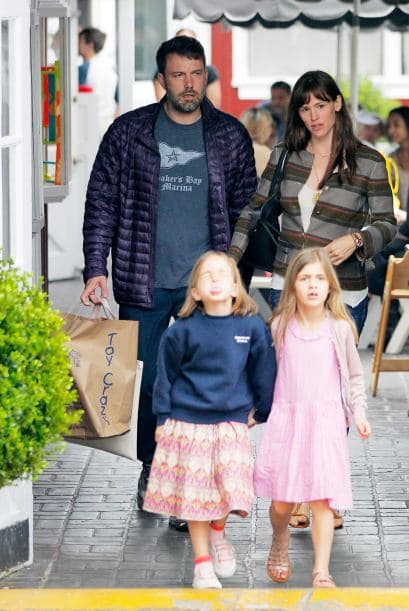 Comenzaron a caminar, mientras su hija y una amiguita hacían caritas a las cámaras.