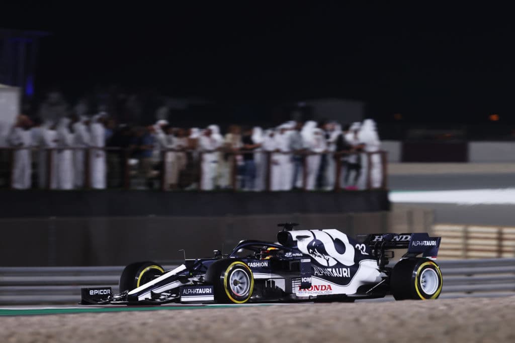 Lewis Hamilton y Mercedes Benz se llevan el Gran Premio de Qatar. El piloto británico logra superarlos y quedarse en la primera posición y por buen tiempo, seguido de Max Verstappen de Red Bull y, en esta ocasión, el español Fernando Alonso le rebató el tercer lugar a Sergio Pérez, quien se vio forzado a hacer doble parada y perder podio.