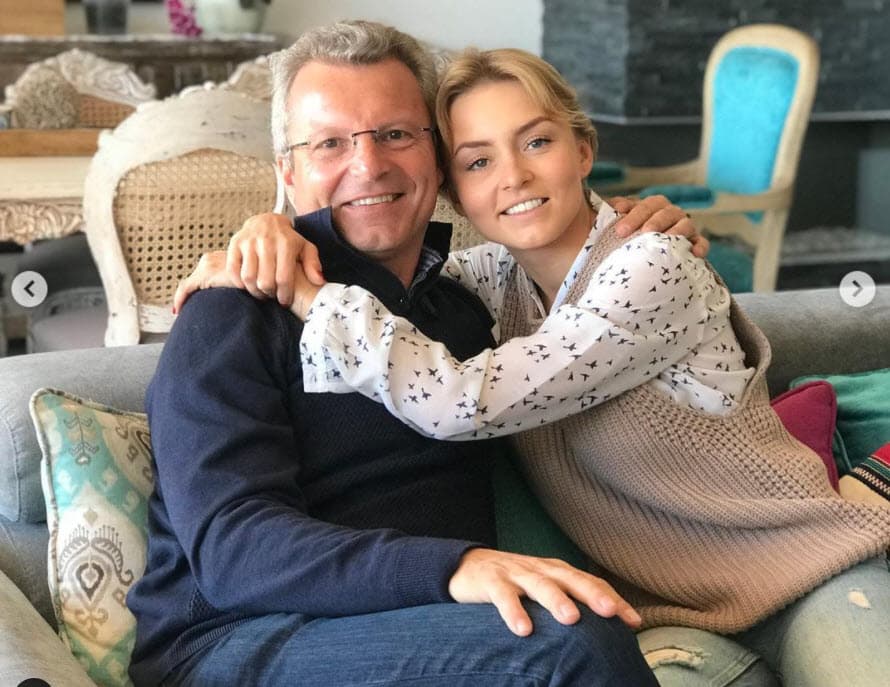 La actriz vivió los primeros dos años de su vida en Francia, pero en 1990 su familia se mudó a México. 
<br>