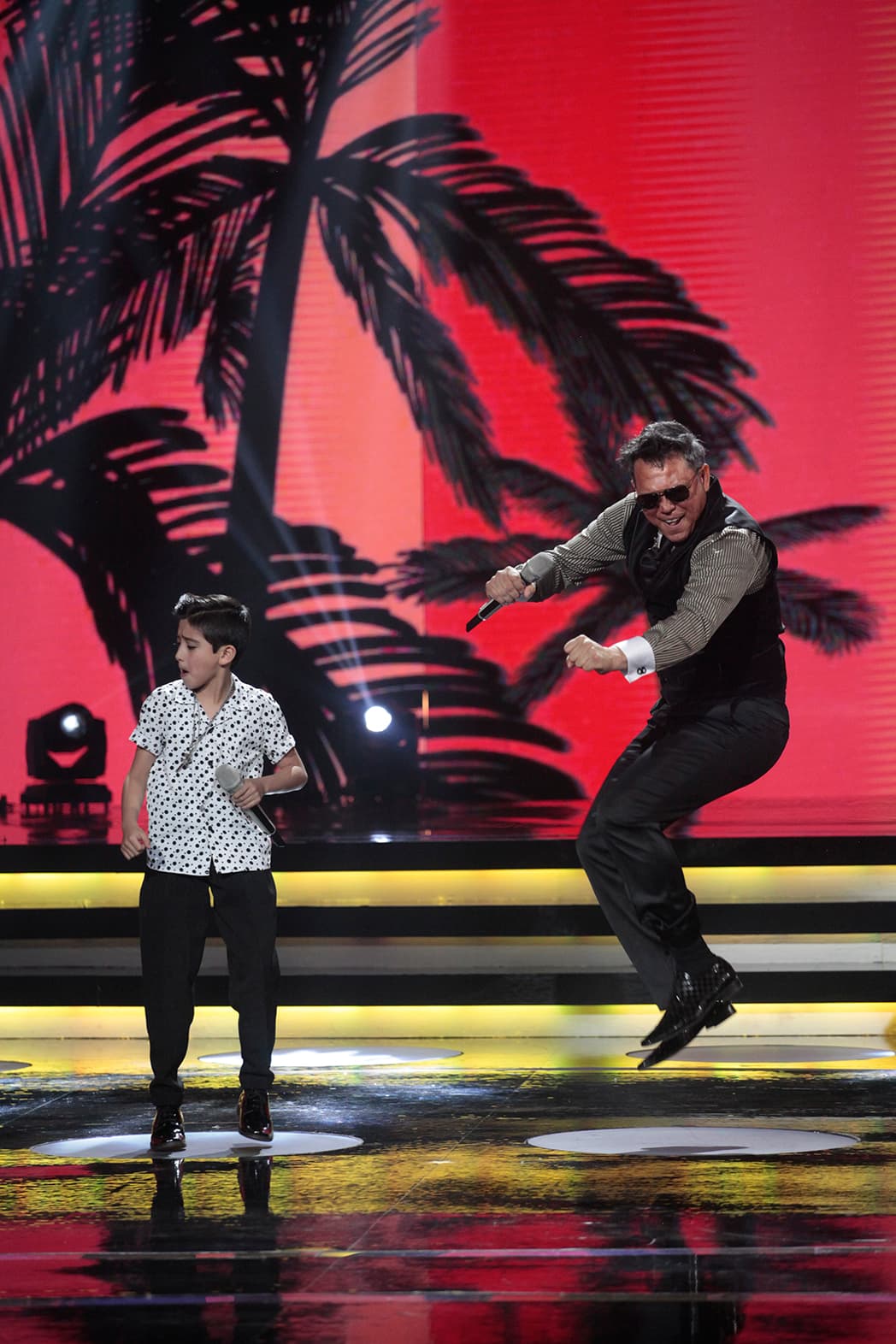 La siguiente estrella en pisar el escenario fue Luis Miguel. El imitador Roy Ramos cantó a dueto con Keneth el tema ‘Cuando calienta el sol'.