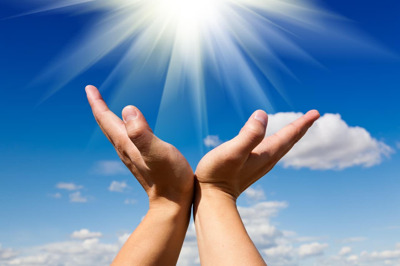 2. Constancia. Aunque no es una ‘exigencia’, sí es una recomendación importante a tener en cuenta ya que en la medida en que tengas constancia para practicar, para orar y meditar, podrás experimentar la energía angelical más fácilmente.
<br>