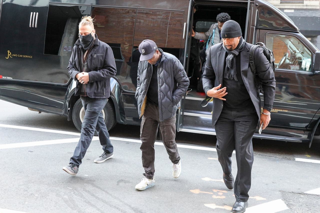 Chris Rock permaneció con la cabeza agachada la mayor parte del tiempo cuando fue fotografiado por los paparazzi.