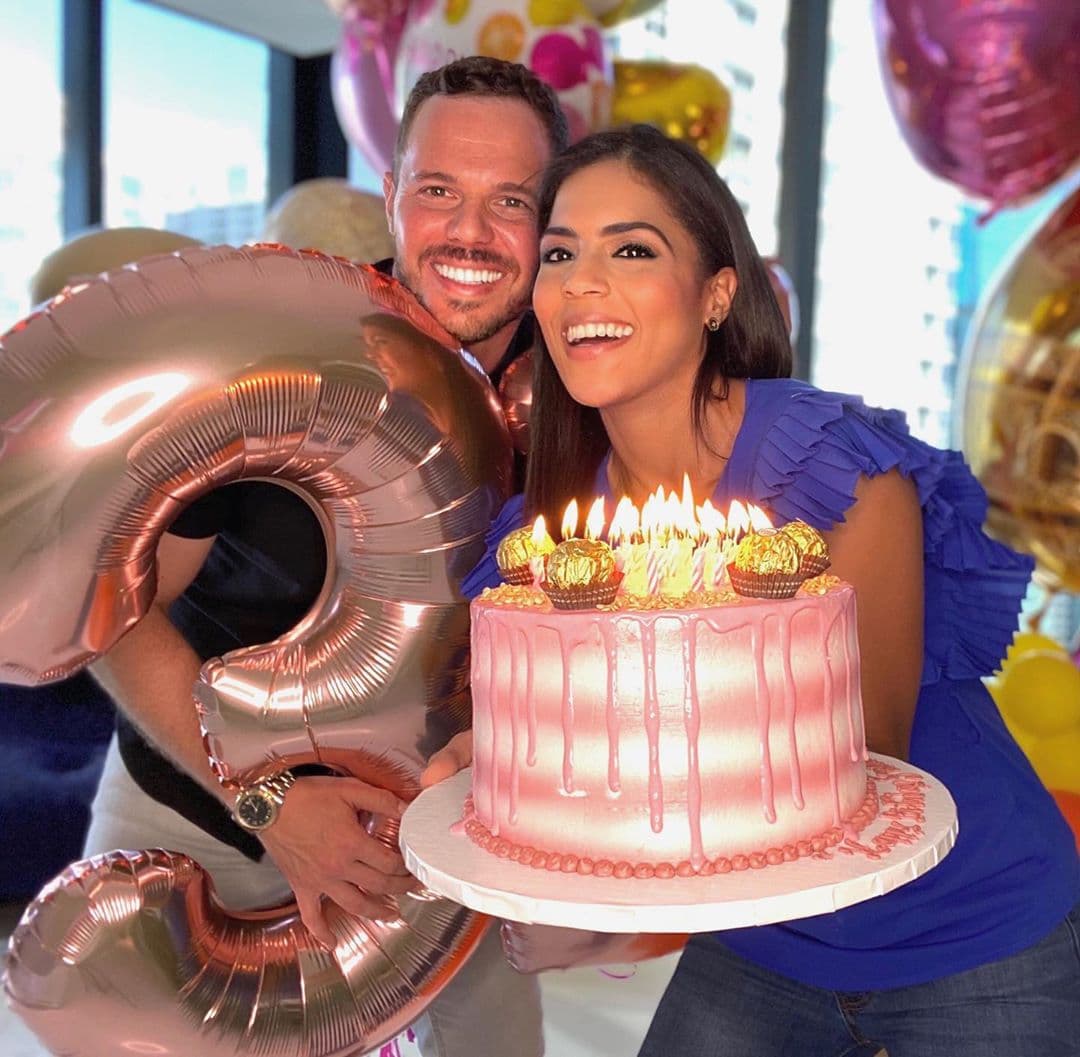 Pero las sorpresas no pararon y en casa, Francesco también la consintió más que nunca. En las fotografías que ambos compartieron en las redes sociales se les ve festejando con gran alegría.
