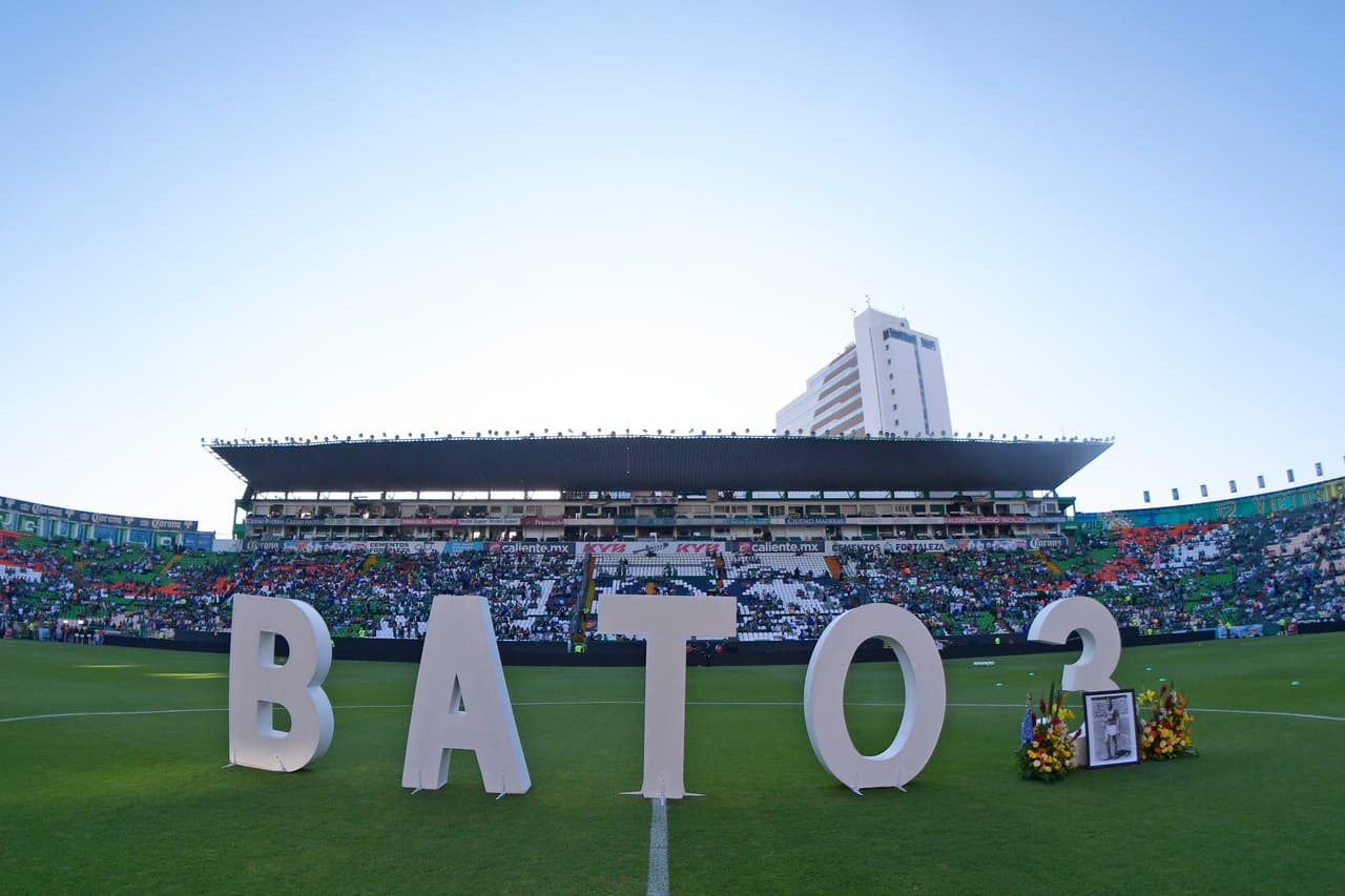 Un homenaje a Osvaldo Batocletti, quien visitió la playera de León, tuvo lugar antes del partido de vuelta por la Semifinal del 
<a href="https://www.univision.com/deportes/futbol/liga-mx/*">Clausura 2019</a>.
