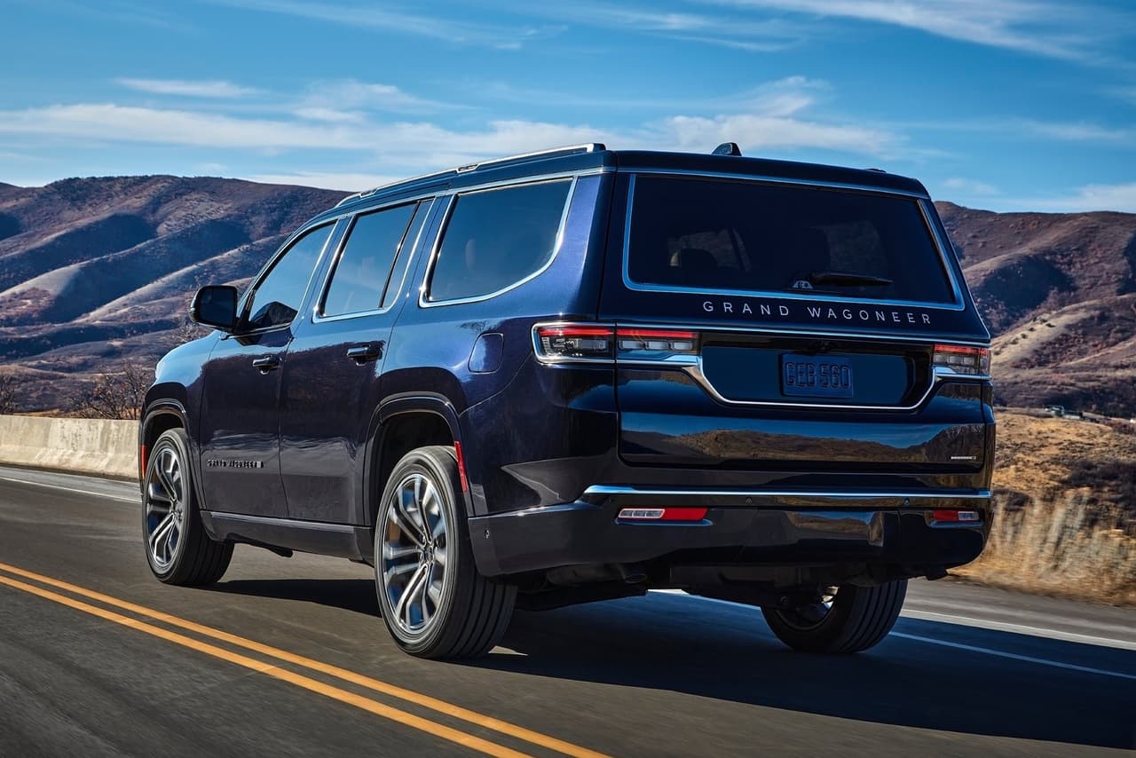 Así también, el menú de colores para la Grand Wagoneer incluye tres opciones exclusivas: Midnight Sky Blue (azul oscuro), Rocky Mountain Green (verde) y Ember Red (rojo).