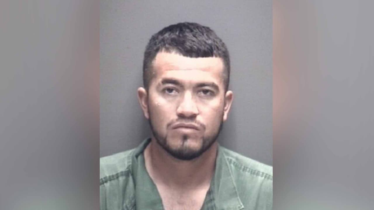 Reynaldo Calderon, 26 años, enfrenta cargos por conductir bajo los efectos del alcohol con un menor en el vehículo.