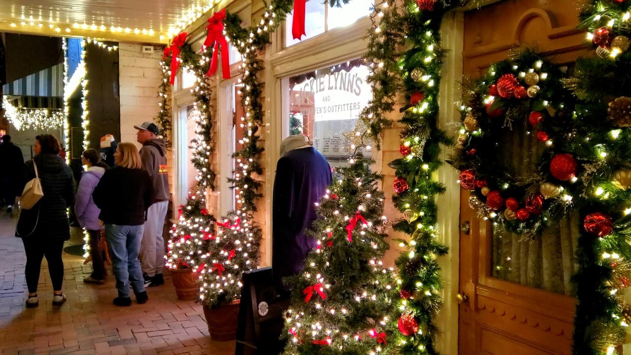 Los negocios y calles lucen adornos navideños.