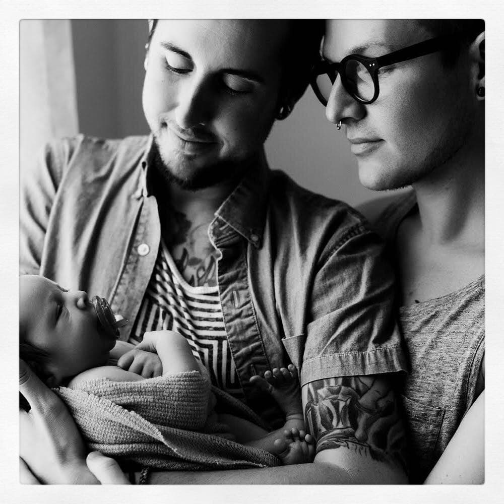 Trystan Reese hizo realidad su sueño:
<b><a href="http://http://www.univision.com/noticias/trending/un-hombre-trans-embarazado-de-su-marido-da-a-luz-a-un-nino">quedó embarazado de su esposo y dio a luz a un niño</a></b>. El feliz padre es un hombre transgénero que se sometió a una terapia hormonal a base de testosterona, pero conservó sus órganos reproductivos femeninos. La pareja, que ya tiene dos hijos adoptivos,
<a href="https://www.facebook.com/biffandi/">documentó todo el proceso en Facebook</a>, donde tienen más de 20,000 seguidores.