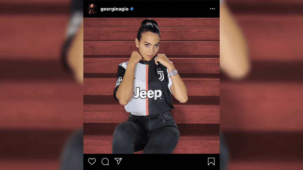 “Ahora estamos atravesando un momento horrible, en el que los hospitales, enfermeras, médicos, todo el personal sanitario y los enfermos por coronavirus necesitan nuestra ayuda. España está sufriendo mucho debido a la pandemia de COVID-19 y por ello quiero ayudar”, publicó Georgina a través de su cuenta personal en la red social Instagram.