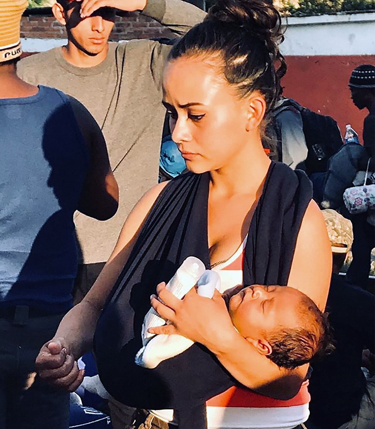 Génesis Martínez, una joven hondureña de 18 años, viaja en la caravana con César, su hijo de apenas dos meses. "Conocí a Génesis en Matías Romero (Oaxaca). Ella y su bebé han sido de los más vistos en los medios durante esta caravana”, cuenta Pedro Utreras. Génesis ya está en la frontera con Estados Unidos junto con aproximadamente otras 200 madres y niños más. En los próximos días se entregarán a las autoridades de inmigración para pedir asilo en Estados Unidos.