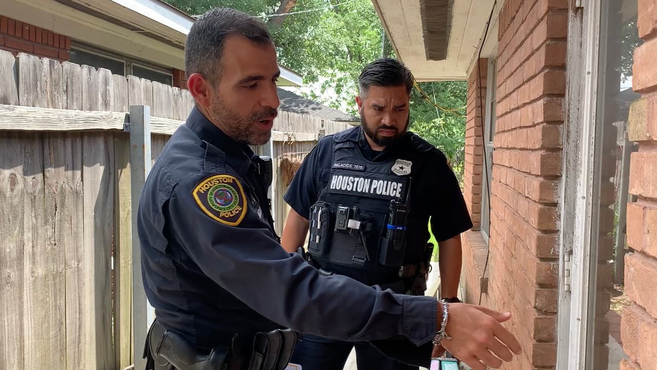 Existen varios consejos fáciles de seguir para prevenir que los ladrones entren a robar a tu casa o por lo menos que les cueste más trabajo. El oficial Jesús Robles, de la policía de Houston, nos los comparte.