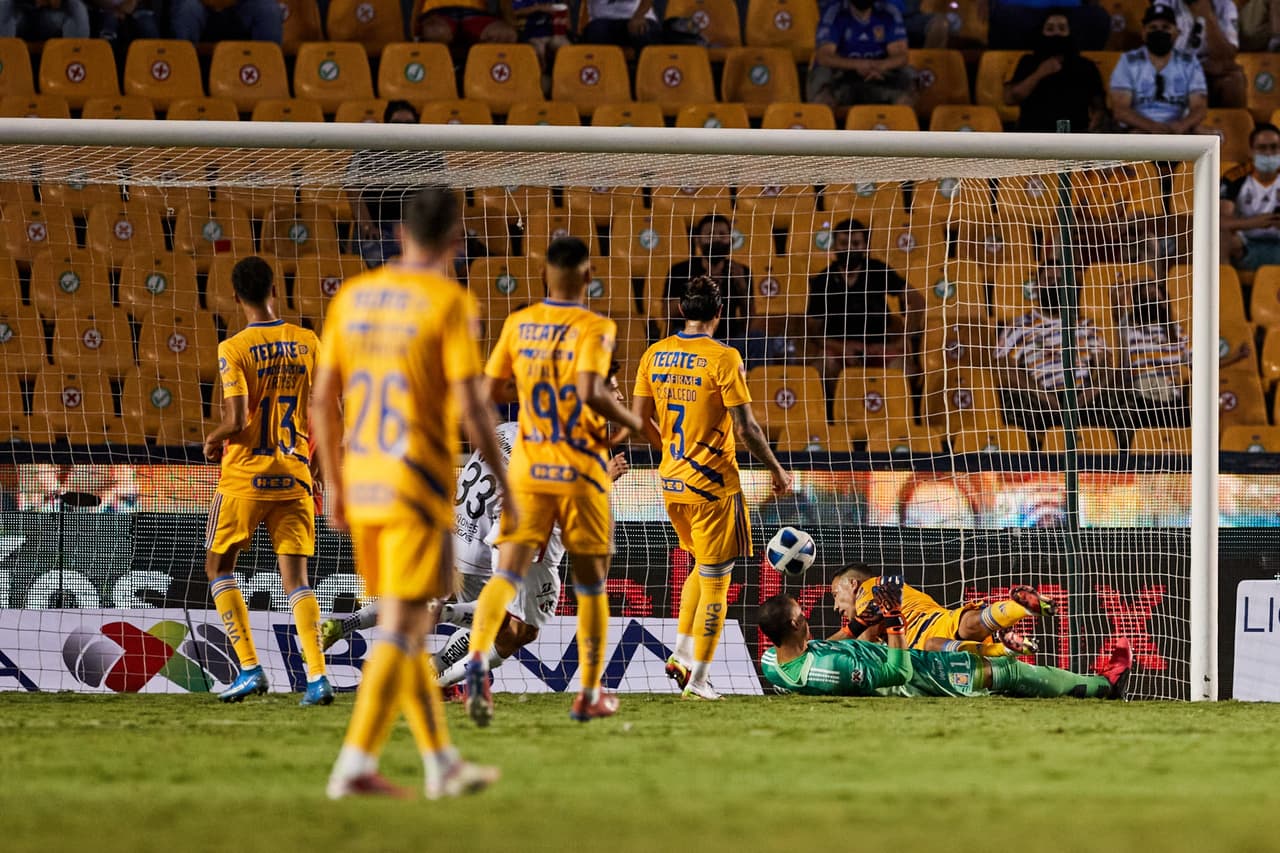 El zapatazo de Barbosa dejó sin opciones a Nahuel Guzmán, ya que se estrelló en el poste y por la misma potencia terminó por meterse a la red.