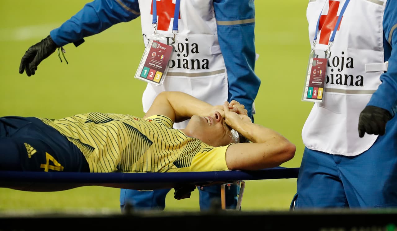 Muy temprano en el partido Santiago Arias dejó la cancha tras sufrir una fuerte lesión.