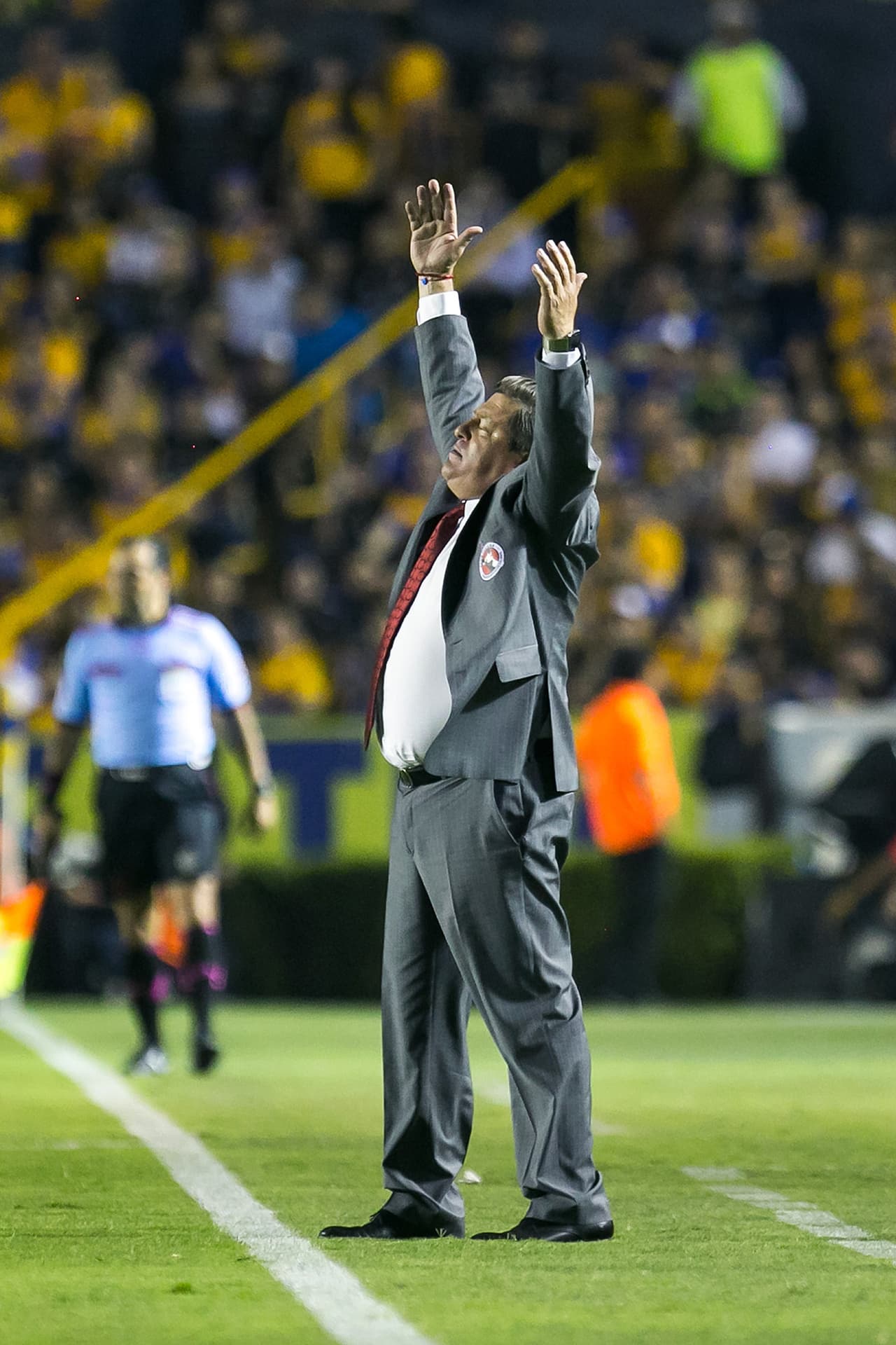 Ya en pleno partido, el 'Piojo' vivió su propio espectáculo mientras que sus rivales tomaron dominio en el terreno.