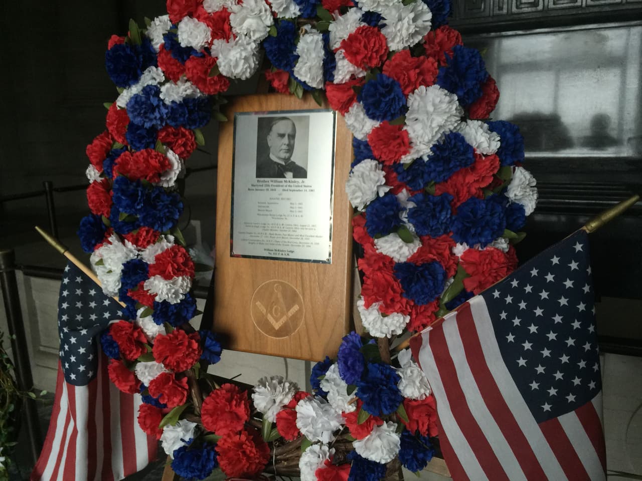 Flores en la tumba de McKinley en Canton.