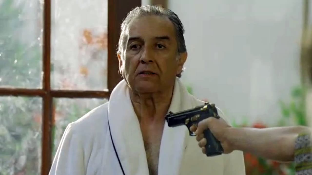 En una jugada estratégica, ‘
<b><a href="http://www.univision.com/series/el-chapo/marco-de-la-o-es-joaquin-el-chapo-guzman-en-el-chapo" target="_blank">El Chapo</a></b>’ mató al abogado de Miguel Ángel y se apoderó de las evidencias que tenía bajo su custodia y que probaban las complicidades y red de corrupción que había tejido para sus operaciones. Pagos a militares, políticos y todos los nombres de la gente que había comprado.