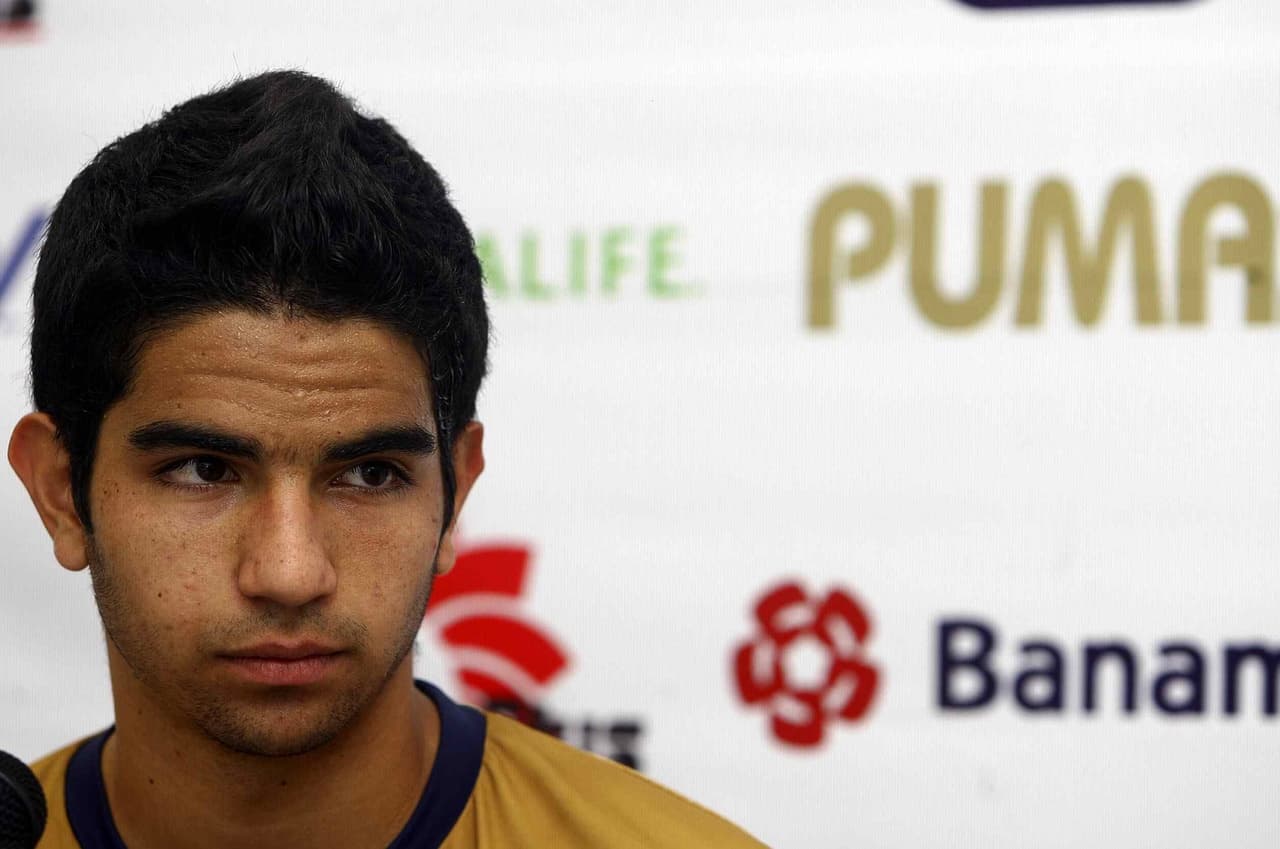 Por sus características, 
<b>De Buen competía el puesto en Pumas con el argentino Martín Romagnoli, ídolo del club auriazul.</b>