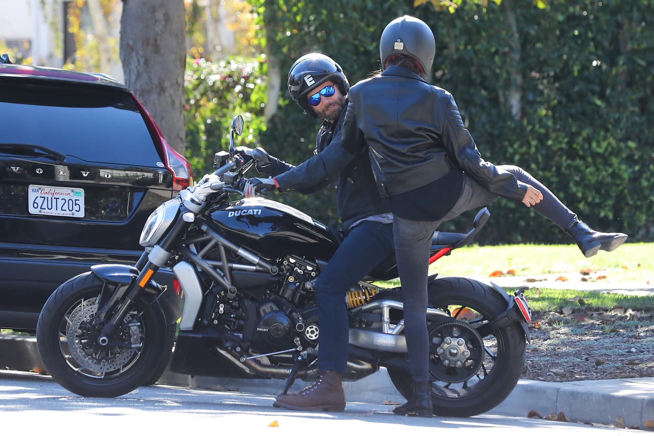 Irina no dudó en subirse detrás de su novio.