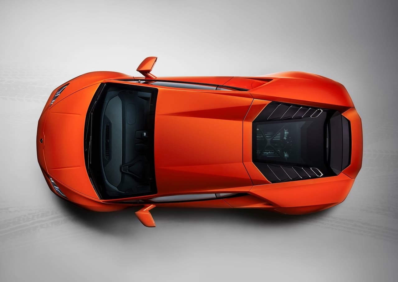 Y aunque equipa un sistema de tracción total y un enorme motor V10, el Huracán EVO
<b>tan solo pesa 3,650 libras (1,655 kgs)</b>, mientras que la variante de tracción trasera es 73 libras (33 kgs) más ligera.