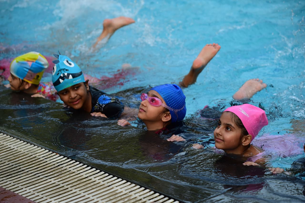 Instale, verifique y use siempre una barrera a prueba de niños alrededor de su piscina y/o área recreativa que pudiera ser peligrosa para el menor.