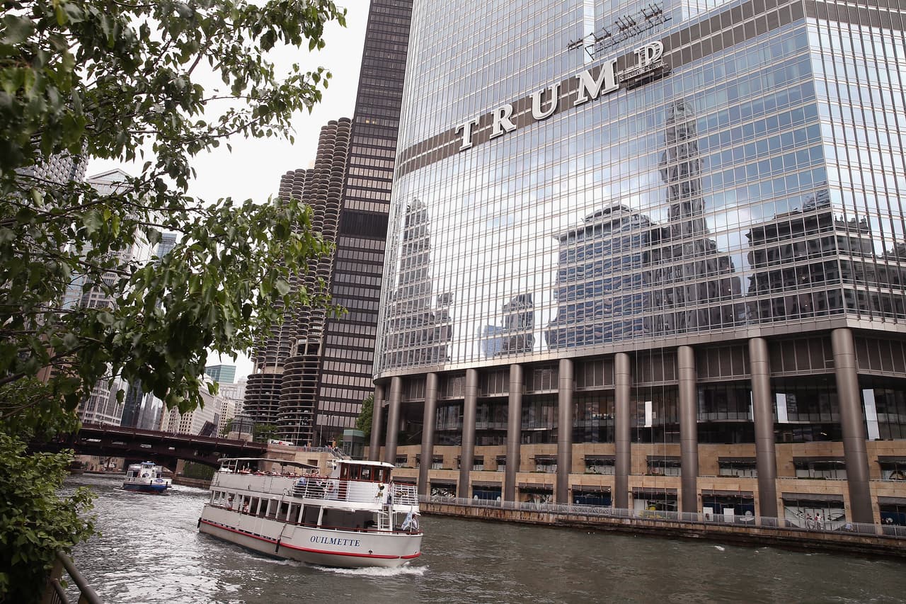 <b>Trump International Hotel and Tower.<i> </i>Chicago, IL.<i> </i></b>Rascacielos de 98 pisos ubicado junto al río Chicago, es un hotel de 339 habitaciones más residencias. En el estado de Illinois están registradas al menos cuatro empresas pertenecientes al presidente electo, según su declaración financiera ante la Comisión Federal de Elecciones.
<br>