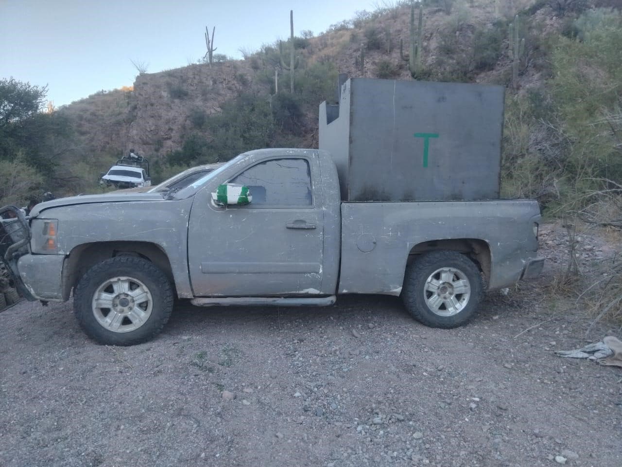 Lo confiscado quedó a disposición de autoridades federales. Entre ello había además
<b> 57 cargadores y 4,985 cartuchos útiles, así como cinco vehículos</b>.