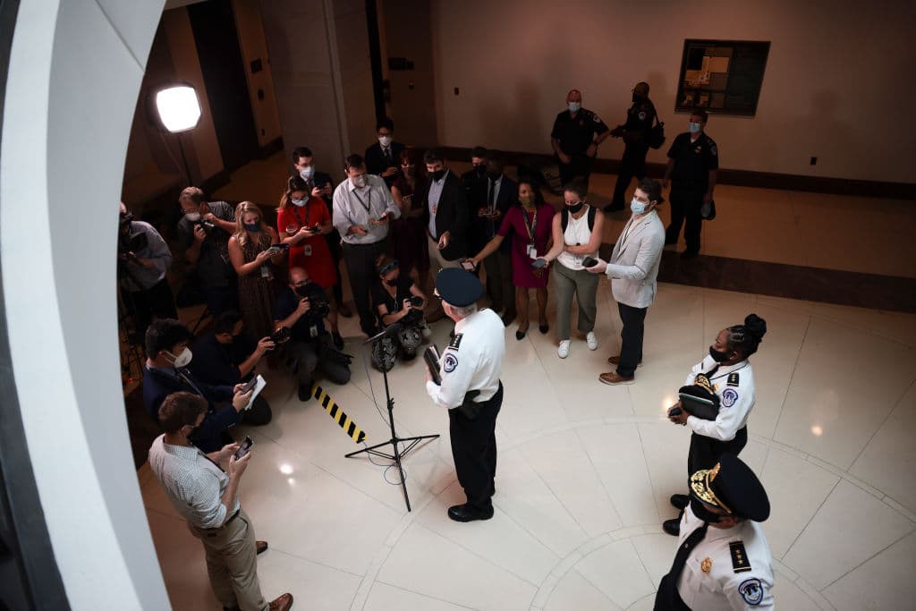 "Estamos aquí para proteger el derecho de todos a la protesta pacífica recogido en la primera enmienda. Urgimos a quien esté pensando en causar problemas que se quede en casa. 
<b>Haremos cumplir la ley y no toleraremos la violencia</b>", dijo a la prensa el jefe de la Policía del Capitolio, Thomas Manger.