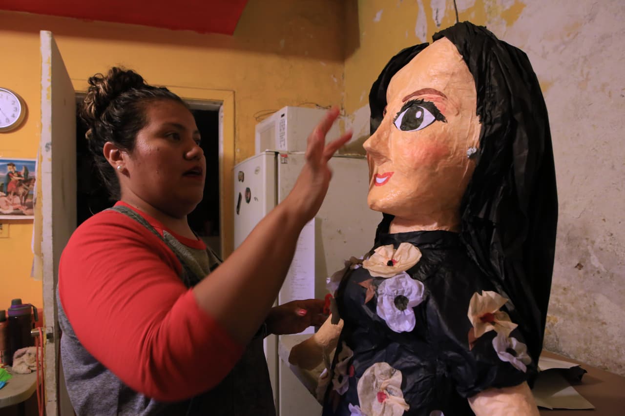 <b>La artesana Silvia Sánchez </b>contó en entrevista con la agencia EFE que tan pronto vio que 
<b>Sarita Sosa era tendencia en las redes sociales</b>, se propuso 
<b><a href="https://www.univision.com/shows/noticiero-univision/con-una-pinata-de-sarita-mexicanos-rechazan-las-acciones-de-la-hija-menor-de-jose-jose-tras-su-muerte-video">crear su piñata</a></b>. Se trata de algo que ha hecho en su negocio, 'La Piñata Feliz', con personajes como el presidente México, Andrés Manuel López Obrador, y también como el fallecido Luisito Rey, el papá de Liuis Miguel, entre muchos otros.