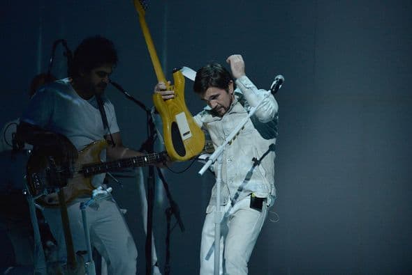 Sobre un escenario completamente blanco, el cantante cambió de guitarra para darle paso a otro tema.
