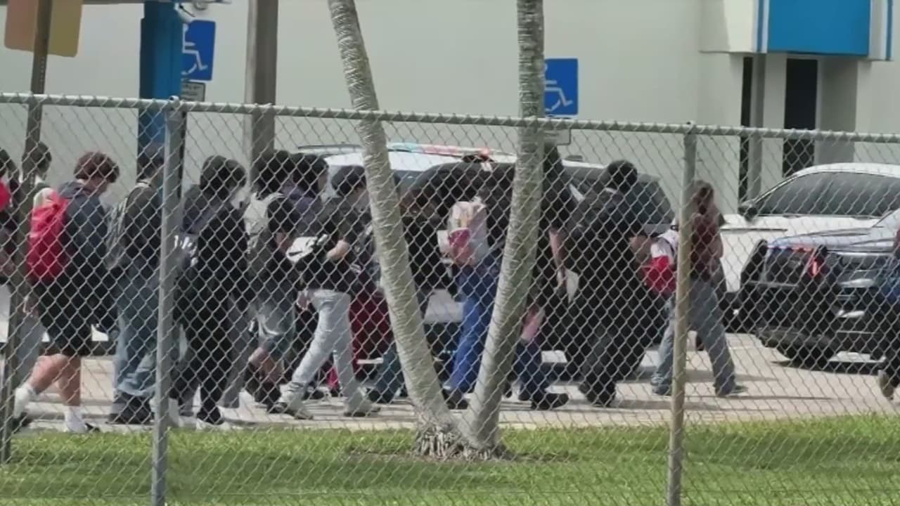 Falsa amenaza de bomba en escuela secundaria de Broward genera pánico entre padres y estudiantes