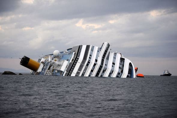 13 de enero, viernes. El crucero Costa Concordia encalla en aguas de la Isla del Giglio, centro de Italia, y obliga a la evacuación de sus casi 4,200 pasajeros. La tragedia dejó un saldo de 30 muertos y dos desaparecidos. El capitán de la nave, Francesco Schettino, fue llevado ante la justicia para que responda por su responsabilidad en el accidente.