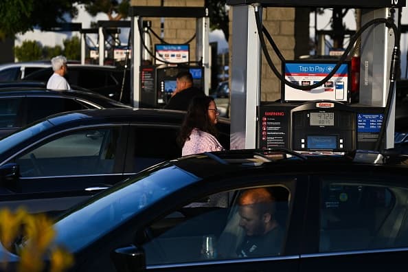 La justificación para el cambio es que no únicamente los dueños de los vehículos enfrentan las consecuencias del aumento de la gasolina. El efecto en cadena del precio del combustible afecta el precio de alimentos, transporte y servicios.