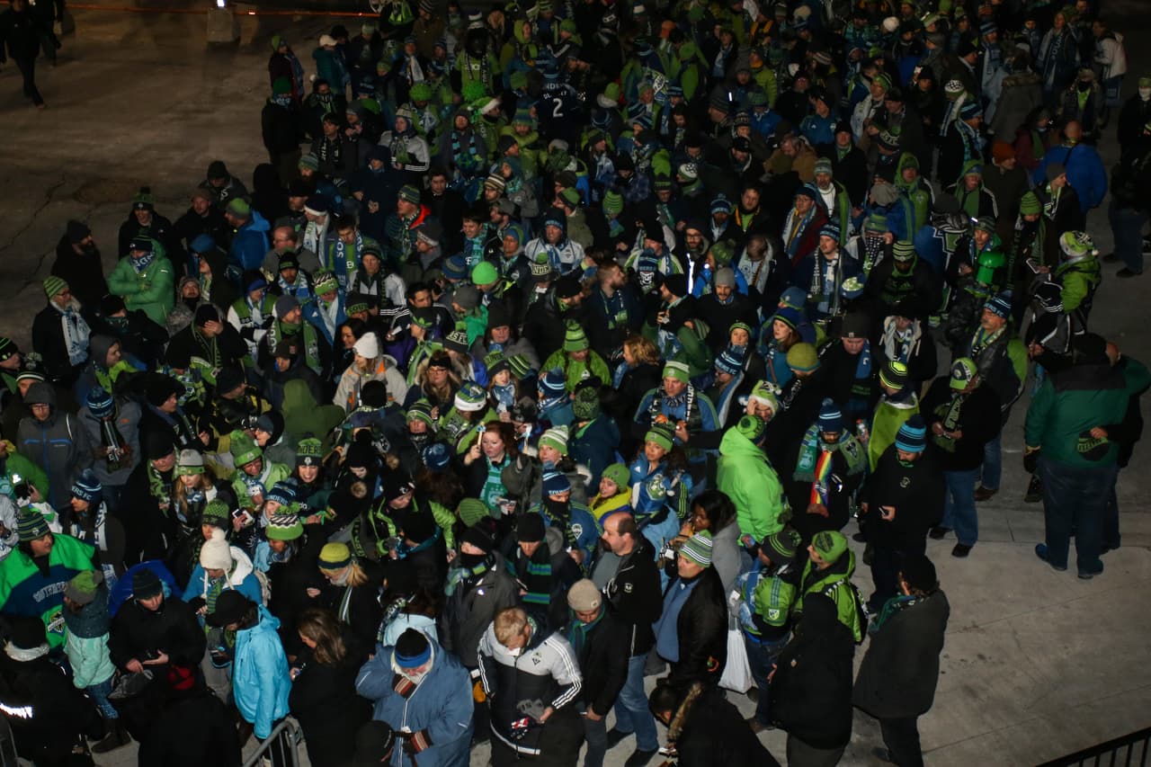 La afición de los Sounders es famosa por ser la más numerosa en la MLS cuando juegan en su estadio. También salieron en grandes números como visitantes para apoyar a su club.
<br>