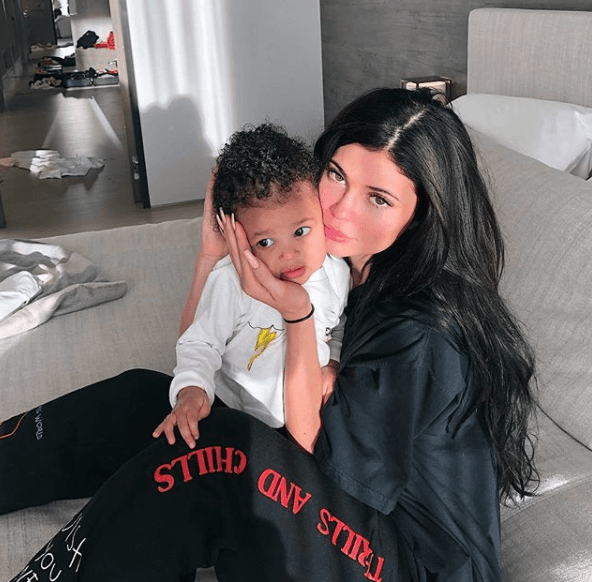 <b><a href="https://www.univision.com/temas/kylie-jenner" target="_blank">Kylie Jenner</a></b> , la más pequeña del clan Kardashian-Jenner, y el rapero Travis Scott tienen una pequeña, de 13 meses, a la que llamaron 
<b>Stormi Webster.</b>