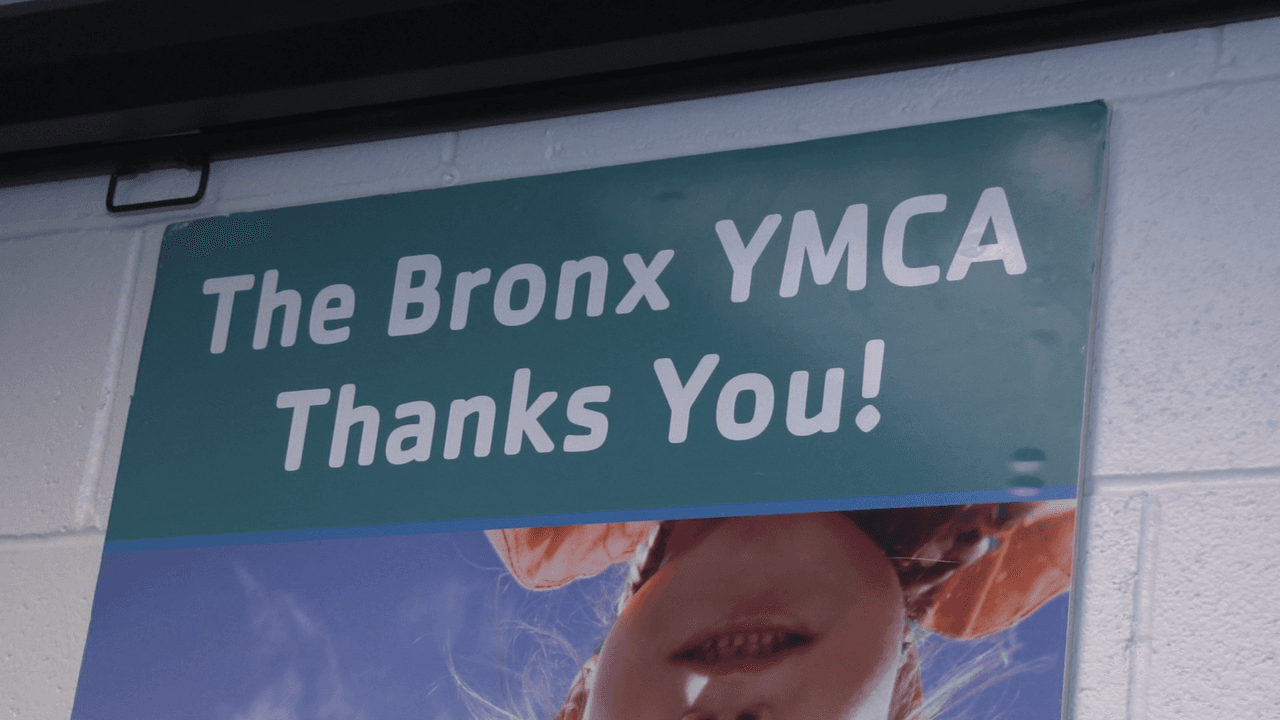 El locutor de La X tuvo la oportunidad de compartir con los niños en el Día de Lectura del campamento.