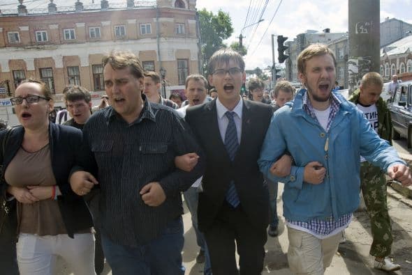 El alcalde en funciones de Moscú, Serguéi Sobianin, se pronunció a favor de que el dirigente opositor Alexéi Navalny se presente a las elecciones al Ayuntamiento de la capital rusa del próximo 8 de septiembre. Navalny decidió retirar su candidatura tras ser condenado la víspera a cinco años de cárcel en un caso de robo de madera y fraude, lo que de hecho le inhabilitaba para tomar parte en unas elecciones. Después de su arresto, condena y posteriores demostraciones en St. Petersburg y otras ciudades rusas, el bloguero fue puesto en libertad en forma inesperada. Al quedar en libertad hasta que se resuelva la apelación de la sentencia, el opositor podría concurrir teóricamente a los citados comicios. Tras abandonar la prisión preventiva de la ciudad de Kírov, unos 900 kilómetros al este de la capital, Navalny señaló que tomara una decisión cuando vuelva a casa. Mientras, el veterano opositor liberal, Borís Nemtsov, animó hoy a Navalny a postular su candidatura, "continuar hasta el final y ganar". "Estoy convencido de que si en las elecciones recibe más de un millón de votos, no se atreverán a encerrarlo. La garantía de inmunidad de Navalny depende directamente del apoyo popular", apuntó. Navalny, bloguero anticorrupción que sacó a la luz los trapos sucios del partido del Kremlin, era considerado hasta su condena ayer a cinco años de cárcel el dirigente opositor con mayor gancho electoral. Los analistas no creen en una posible victoria de Navalny en las elecciones a la alcaldía, pero consideran que su condena sí puede traerle réditos electorales. Uno de los organizadores en diciembre de 2011 de las mayores protestas antigubernamentales desde la caída de la Unión Soviética, Navalny fue el dirigente más votado cuando la oposición extraparlamentaria decidió crear un consejo coordinador.