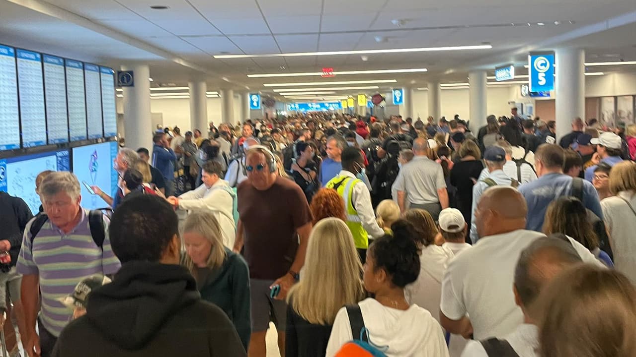 Gran congestión de viajeros por cancelaciones de vuelos en el Aeropuerto de Charlotte