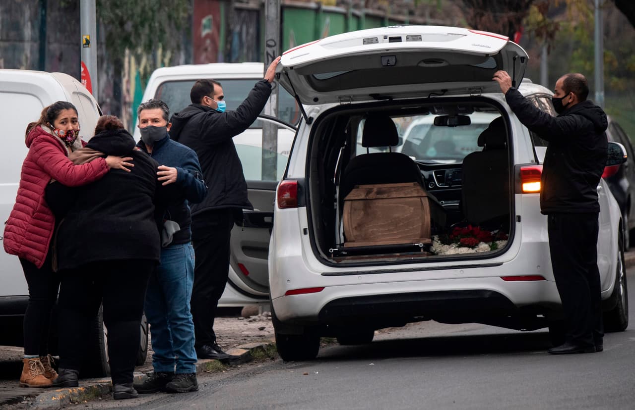 <b>Chile.</b> Tiene más de 230,000 contagiados (noveno lugar del mundo) y a diario agrega entre 4,000 y 5,000 enfermos. De mantener este ritmo, pronto alcanzaría los números italianos, que rebasan los 238,000 infectados.
<br>