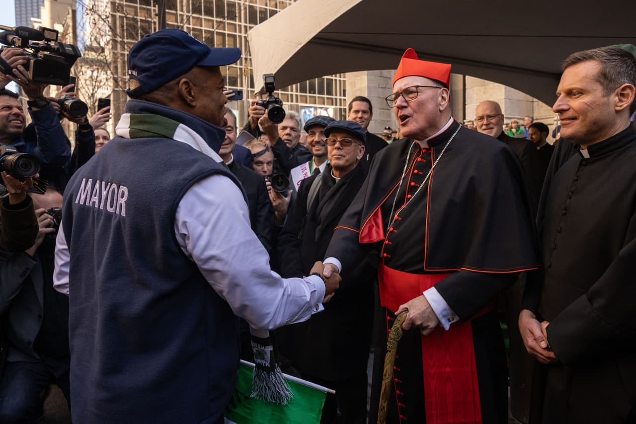 El alcalde Eric Adams saluda al cardenal Timothy Dolana las afueras de la catedral de St. Patrick