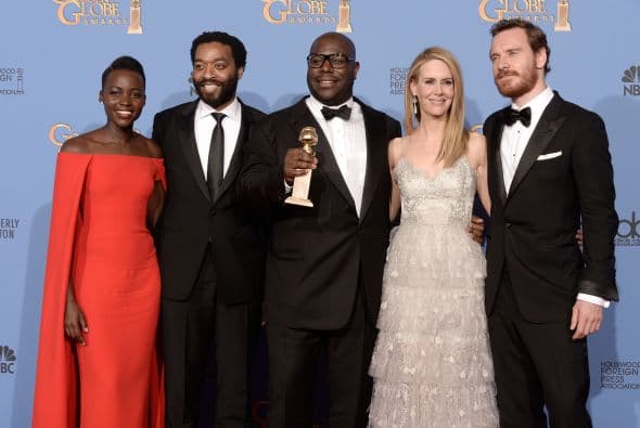 Con sus compañeros de elenco, Chiwetel Ejiofor, Sarah Paulson y Michael Fassbender. Mira aquí lo último en chismes.