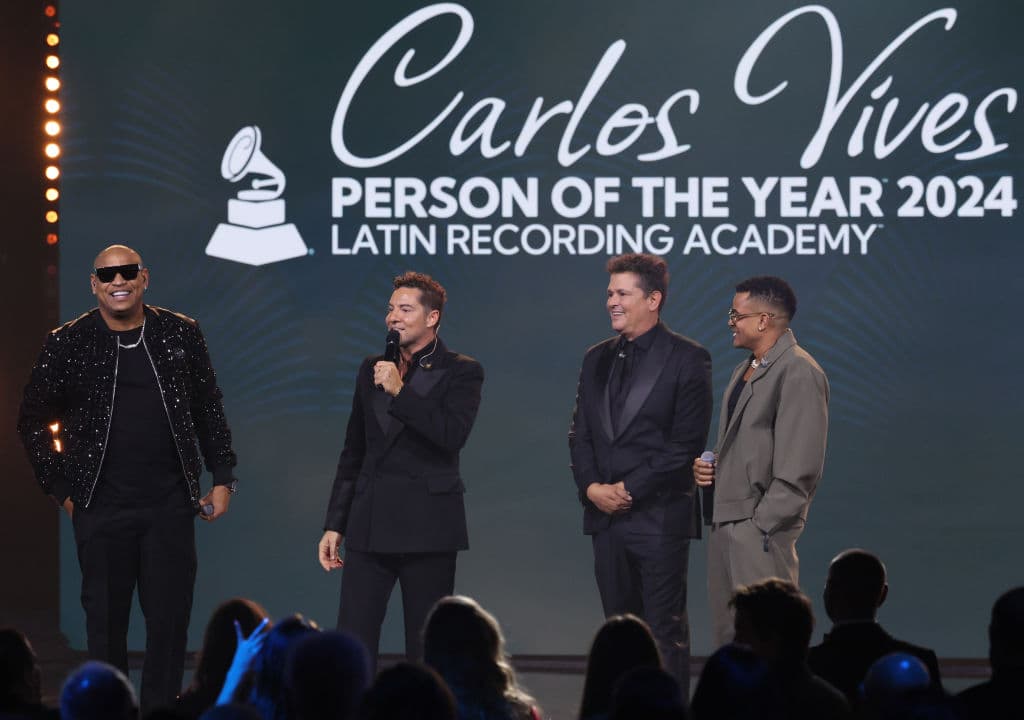 Alexander Delgado de Gente de Zona, David Bisbal, el homenajeado Carlos Vives, y Randy Malcolm de Gente de Zona en el Miami Beach Convention Center.