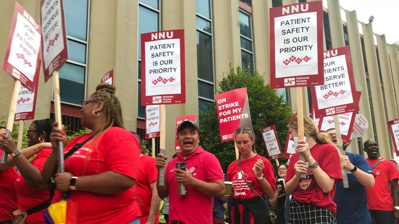 Enfermeras y enfermeros inician huelga para pedir mejores condiciones laborales en el Hospital de la Universida de Chicago.
