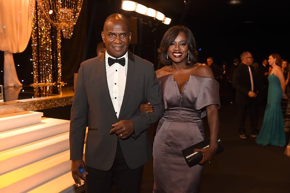 Un artículo de 
<b><a href="https://www.etonline.com/viola-davis-will-play-michelle-obama-in-showtimes-first-ladies-anthology-131249" target="_blank">Entertainment Tonight</a></b> da cuenta que Davis, de 54 años, trabaja con su esposo y socio, el productor Julius Tennon, en conjunto con Lionsgate para el proyecto de la cadena Showtime. Además de actuar, Viola sería parte de los productores del proyecto.