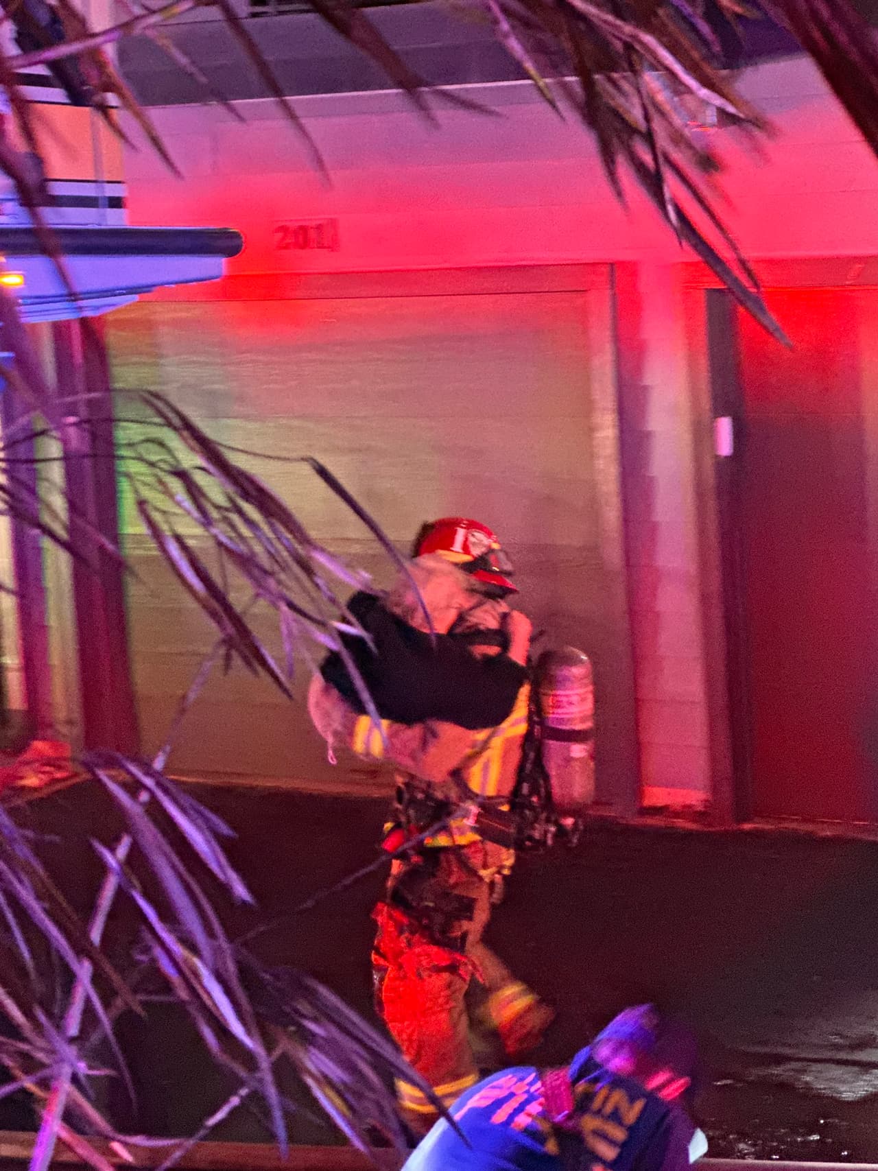 Una persona fue rescatada de una unidad incendiada y entregada el Servicio de Emergencias Médicas para su evaluación. Hasta el momento no se sabe el estado de salud de la víctima.