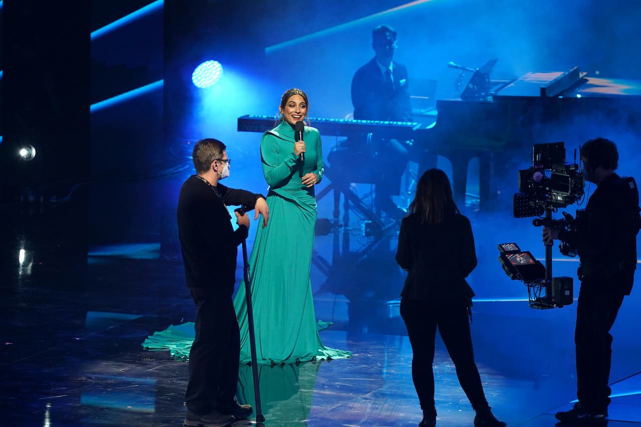 Para el tercer cambio, la protagonista de 'Dynasty' y Por Amar Sin Ley, lució un vestido en verde con delicados 
<i>wrap</i>s en los hombros y en la cadera.